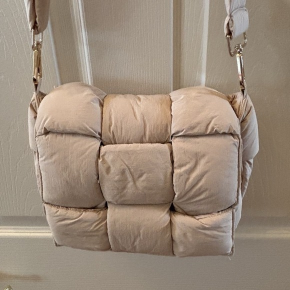 Quilted Cream Puffer Double Snap Purse Crossbody Bag Gold Trim Inside Pockets - Picture 2 of 9